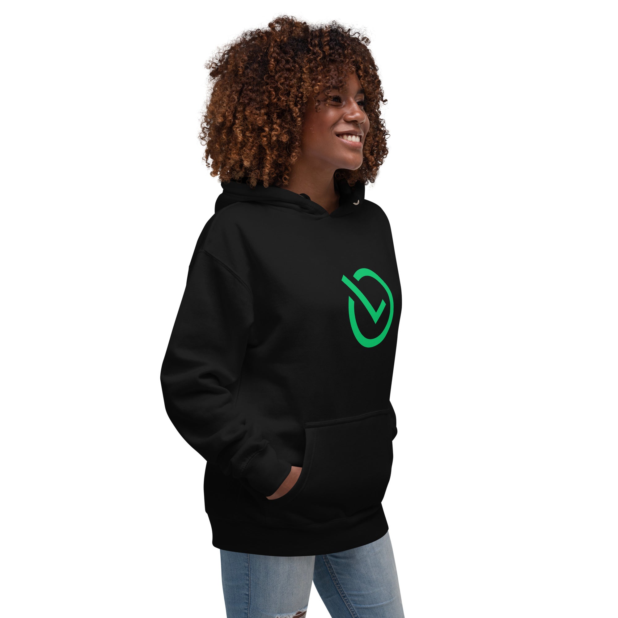 Female model in black Failscool hoodie with white “FAIL FORWARD” print. Confident, simple, and eco-conscious – for those who turn failure into progress.
