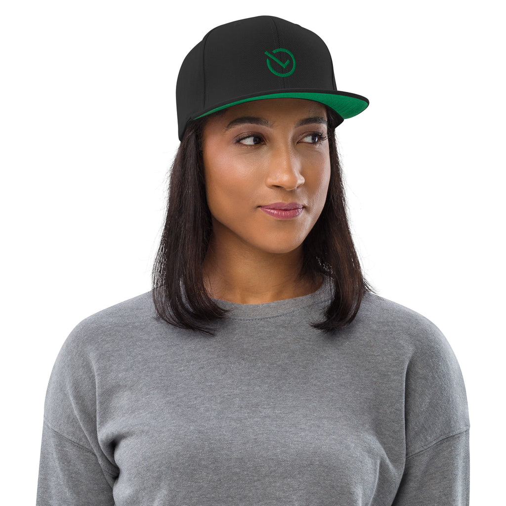 Female model wearing the black Failscool snapback hat with white “THE ORIGINAL by Failscool” embroidery. Modern, confident, and effortlessly cool.