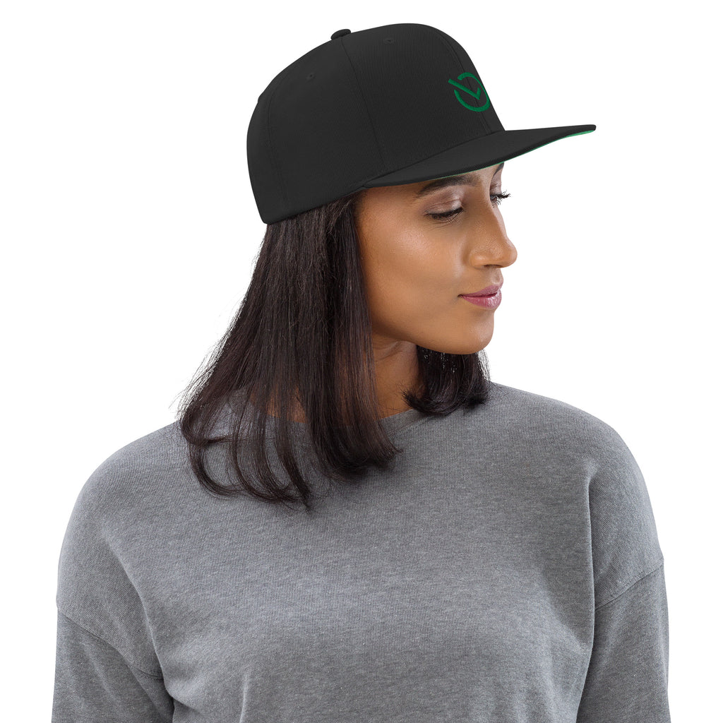 Female model wearing the black Failscool snapback hat with white “THE ORIGINAL by Failscool” embroidery. Modern, confident, and effortlessly cool.